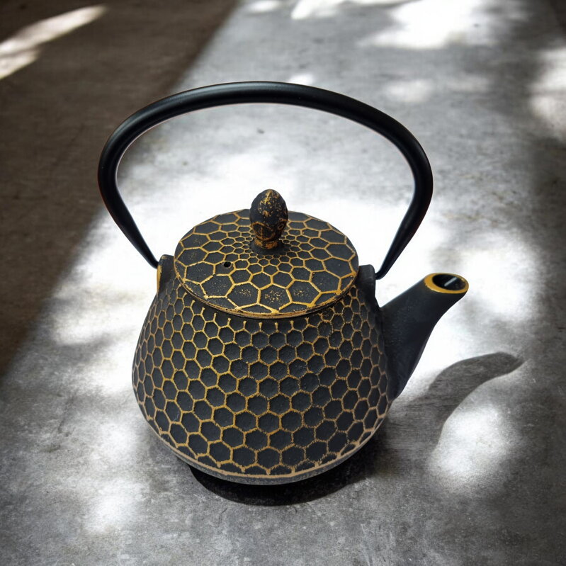 Litinová konvička Kikko, černo-zlatá (1,0 l)